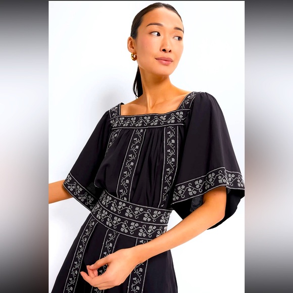 Tuckernuck Tops - TUCKERNUCK Embroidered Alea Half-Sleeve Top — S